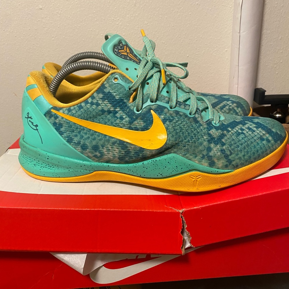 Kobe 8 “green glow“